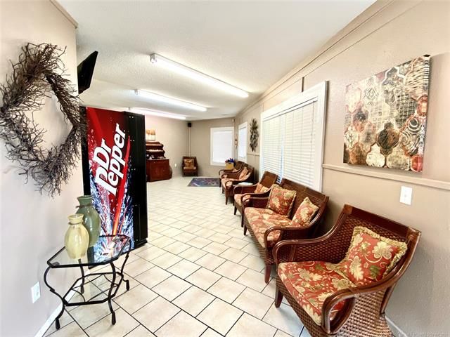 405 N Eufaula Ave, Coweta, OK 74429